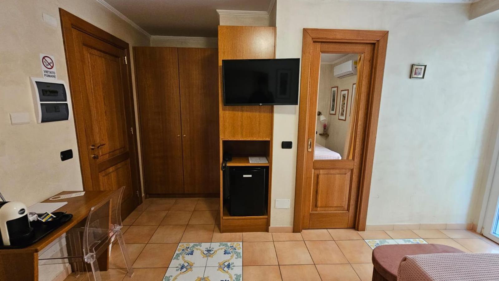 Vittoria Guest House Salerno Exterior foto