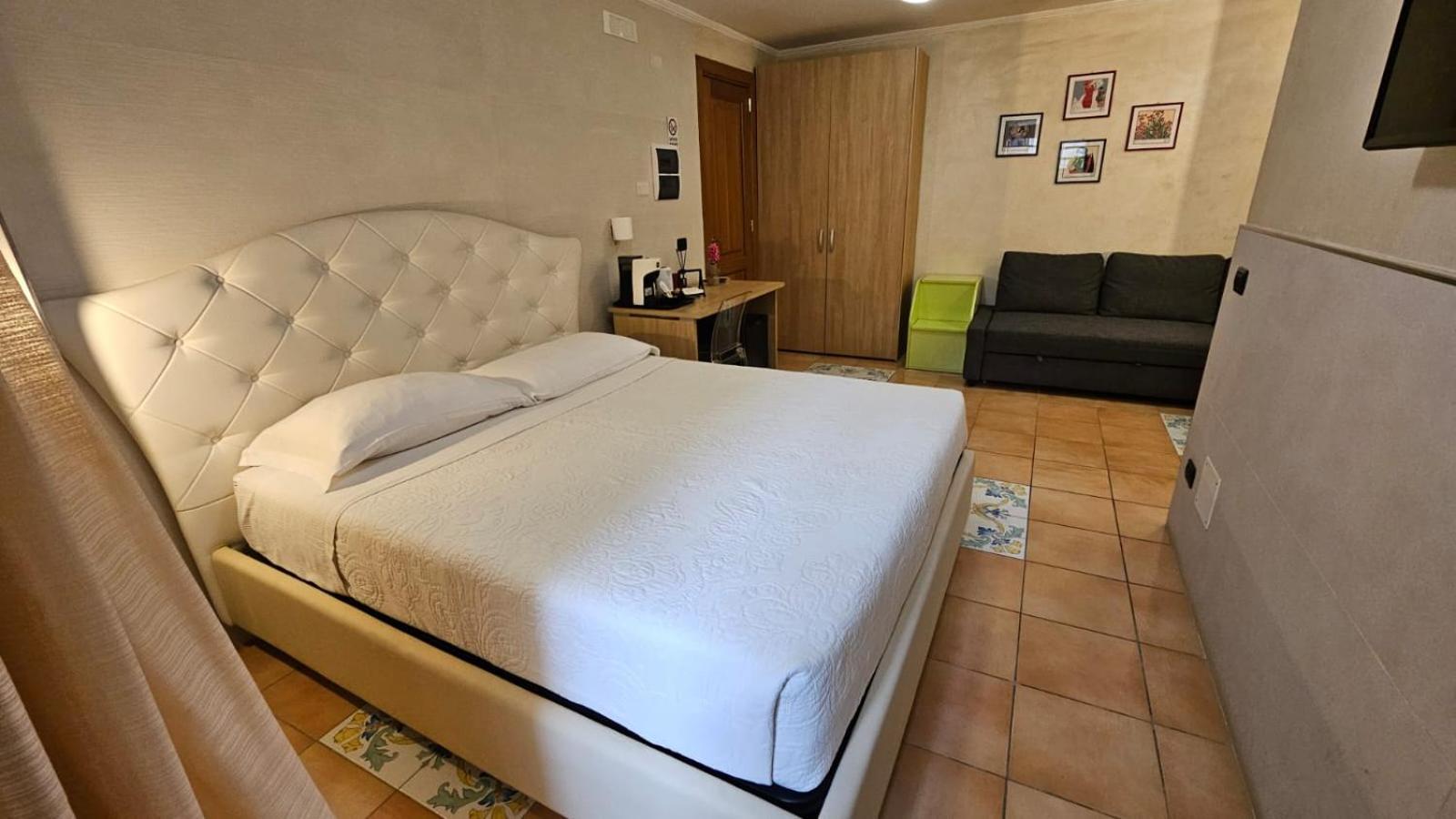 Vittoria Guest House Salerno Exterior foto